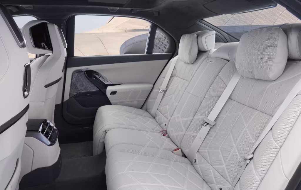 bmw_74093.avif