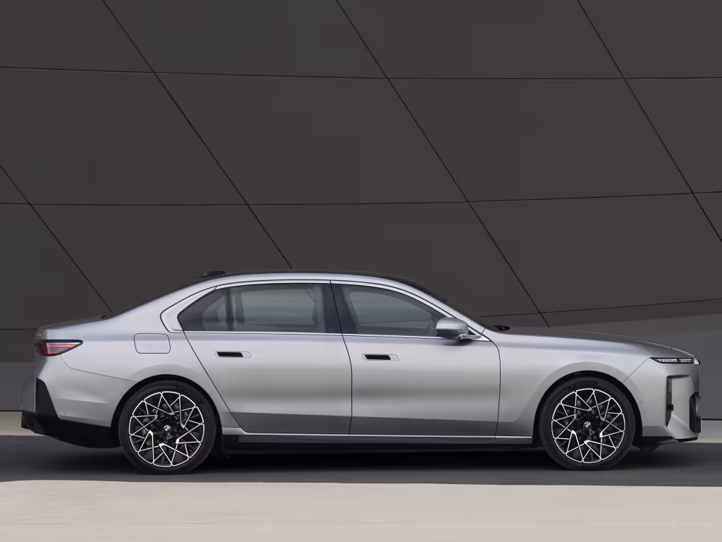 bmw_i7_60_xdrive1_04c70884108f0c6a.avif