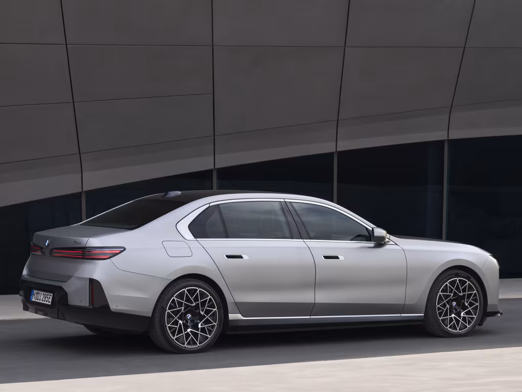 bmw_i7_60_xdrive708_0bcb07860f200b5f.avif