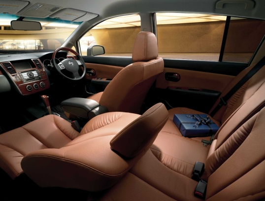 Nissan Tiida 2008 седан салон
