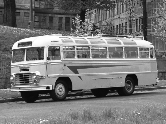 File:Ikarus 31 or 311 Works Bus, Rübeland , DDR May 1990.jpg - Wikimedia  Commons