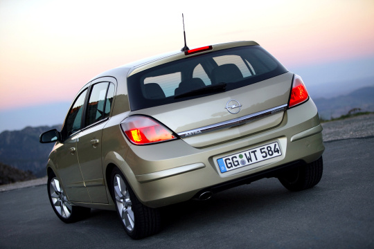 Opel Astra Hatchback 2.0 turbo (H) '2004–06