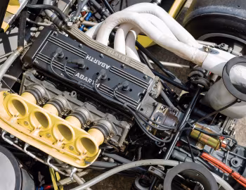 Sob o capô Abarth 2000 SE027 (SE027-001) '1974