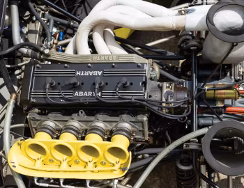 Sob o capô Abarth 2000 SE027 (SE027-001) '1974