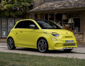 Abarth 500e Turismo [UK-spec] (394) '2023–pr.