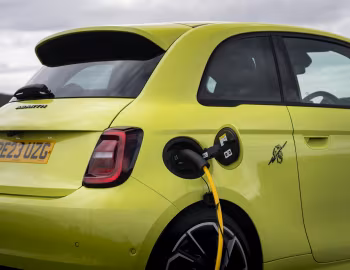 Abarth 500e Turismo [UK-spec] (394) '2023–pr.
