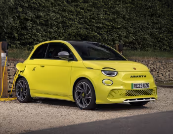 Abarth 500e Turismo [UK-spec] (394) '2023–pr.