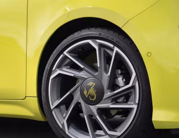 Abarth 500e Turismo [UK-spec] (394) '2023–pr.