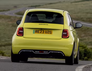 Abarth 500e Turismo [UK-spec] (394) '2023–pr.