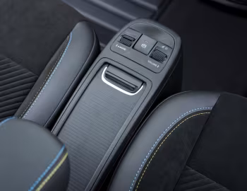 Інтер'єр Abarth 500e Turismo Convertible [UK-spec] (394) '2023–н.ч.