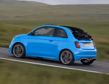 Abarth 500e Turismo Convertible [UK-spec] (394) '2023–pr.