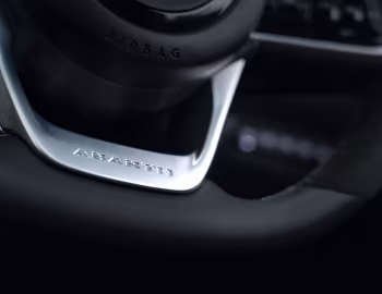 Інтер'єр Abarth 500e Turismo Convertible [UK-spec] (394) '2023–н.ч.