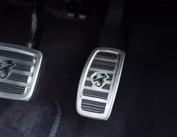Інтер'єр Abarth 500e Turismo Convertible [UK-spec] (394) '2023–н.ч.