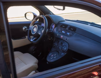 Інтер'єр Abarth 695 "Edizione Maserati" [Japan] (312) '2013