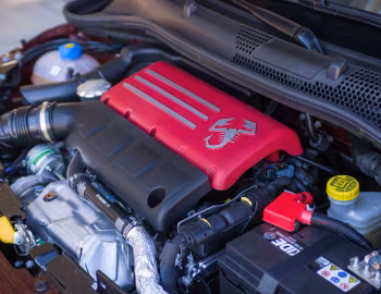 Sob o capô Abarth 695 "Edizione Maserati" [Japan] (312) '2013