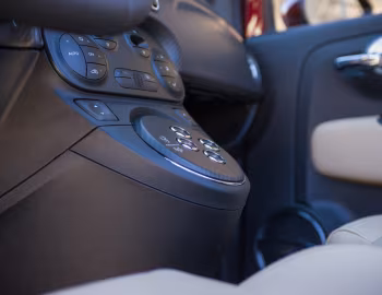 Інтер'єр Abarth 695 "Edizione Maserati" [Japan] (312) '2013