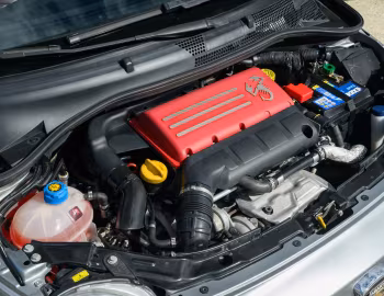 Sob o capô Abarth 695 Tributo Ferrari [Worldwide] '2010–13