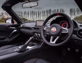 Interior Abarth 124 spider [UK-spec] (348) '2016–19