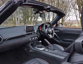 Interior Abarth 124 spider [UK-spec] (348) '2016–19