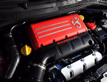Sob o capô Abarth 500 esseesse [UK-spec] '2009–16