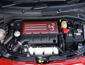 Sob o capô Abarth 595 Competizione [UK-spec] '2012–16