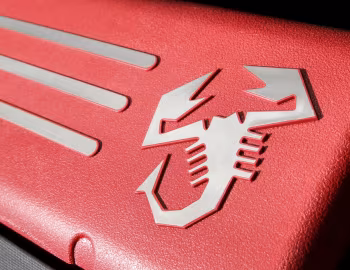 Sob o capô Abarth 595 Turismo [Australia] '2014–16