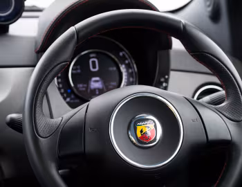 Painel Abarth 695 biposto Record [UK-spec] (312) '2015–16