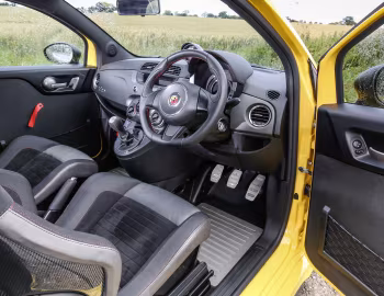 Interior Abarth 695 biposto Record [UK-spec] (312) '2015–16