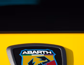 Abarth 695 biposto Record [UK-spec] (312) '2015–16