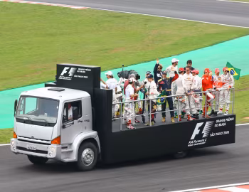 Jenson Button, Kimi Räikkönen, Sebastian Vettel, Lewis Hamilton, Mark Webber, Agrale 13000 4×2 veículo do Drivers Parade do GP Brasil de Fórmula 1, Jarno Trulli, Nico Rosberg, Heikki Kovalainen, Timo Glock, David Coulthard, Sébastien Bourdais, Nick Heidfeld
