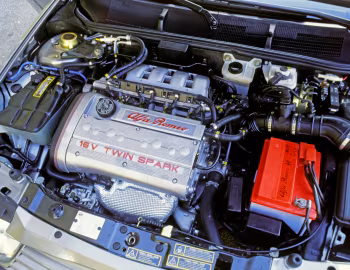 Sous la capuche Alfa Romeo 145 Quadrifoglio (930A) '1995–99