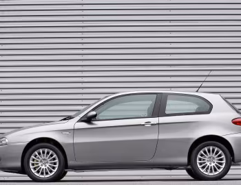 Alfa Romeo 147 3-door [UK-spec] (937A) '2005–06