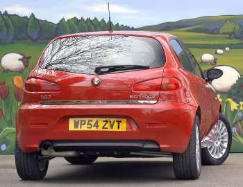 Alfa Romeo 147 5-door [UK-spec] (937B) '2005–06