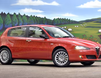 Alfa Romeo 147 5-door [UK-spec] (937B) '2005–06