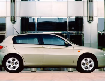 Alfa Romeo 147 5-door [UK-spec] (937B) '2001–04