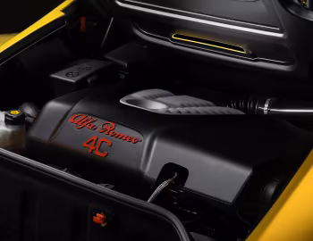 Sous la capuche 2015–20 Alfa Romeo 4C Spider [North America] (960) '2015–19