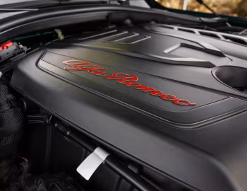 Sous la capuche 2025 Alfa Romeo Giulia Intensa [North America] (952) '2025