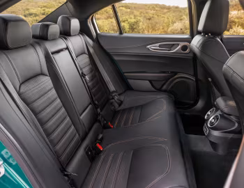 Intérieur 2025 Alfa Romeo Giulia Intensa [North America] (952) '2025