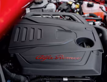 Sous la capuche Alfa Romeo Giulia Intensa [UK-spec] (952) '2025