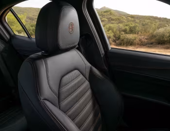 Intérieur 2025 Alfa Romeo Giulia Intensa [North America] (952) '2025