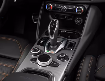 Intérieur 2025 Alfa Romeo Giulia Intensa [North America] (952) '2025