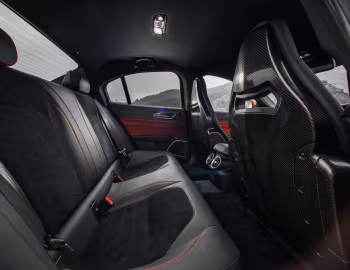Інтер'єр Alfa Romeo Giulia Quadrifoglio [UK-spec] (952) '2016–20