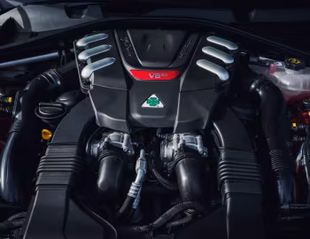 Sous la capuche Alfa Romeo Giulia Quadrifoglio [UK-spec] (952) '2016–20