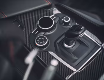 Інтер'єр Alfa Romeo Giulia Quadrifoglio [UK-spec] (952) '2016–20