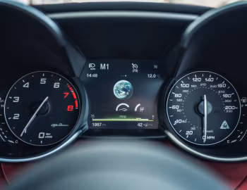 Комбінація приладів Alfa Romeo Giulia Quadrifoglio [UK-spec] (952) '2016–20