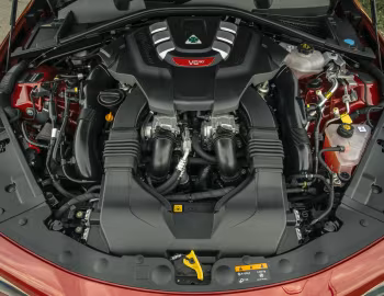 Sous la capuche Alfa Romeo Giulia Quadrifoglio [UK-spec] (952) '2020–23
