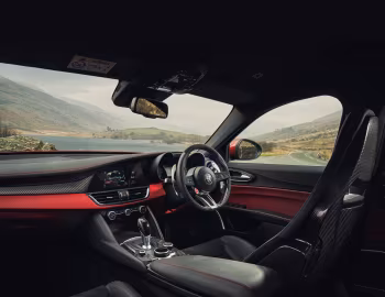 Інтер'єр Alfa Romeo Giulia Quadrifoglio [UK-spec] (952) '2016–20