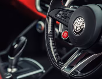 Інтер'єр Alfa Romeo Giulia Quadrifoglio [UK-spec] (952) '2016–20