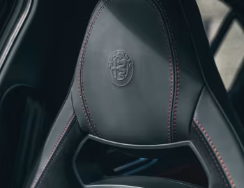 Інтер'єр Alfa Romeo Giulia Quadrifoglio [UK-spec] (952) '2016–20