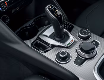 Intérieur Alfa Romeo Giulia Veloce [UK-spec] (952) '2023–pr.